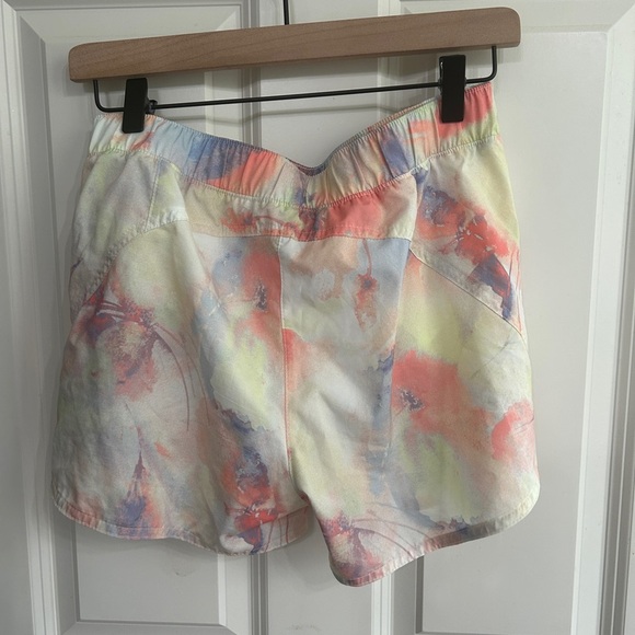 EUC athleisure set size XXL Old Navy watercolor floral. Crop tank and shorts set - Picture 10 of 11